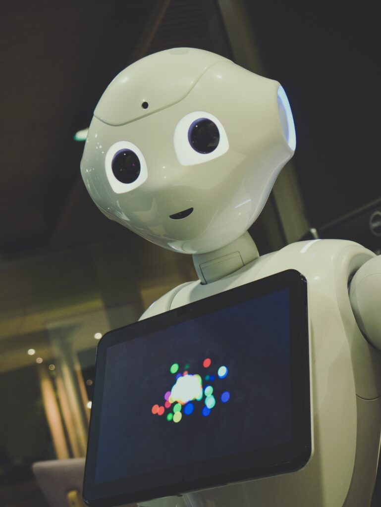 Nærbilde av en robot med en skjerm på. Foto